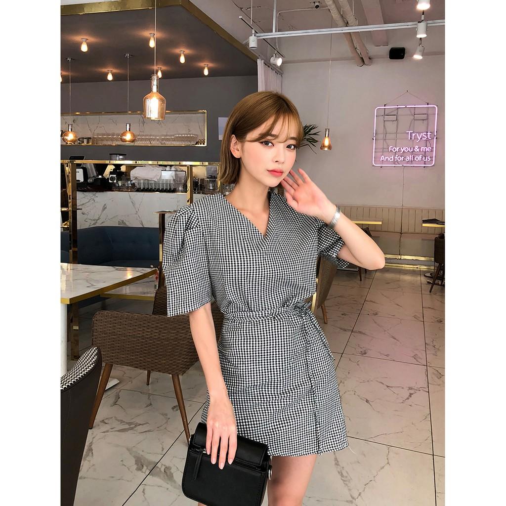 Đầm kiểu công sở tay ngắn sọc đen trắng tà đắp giấu bụng