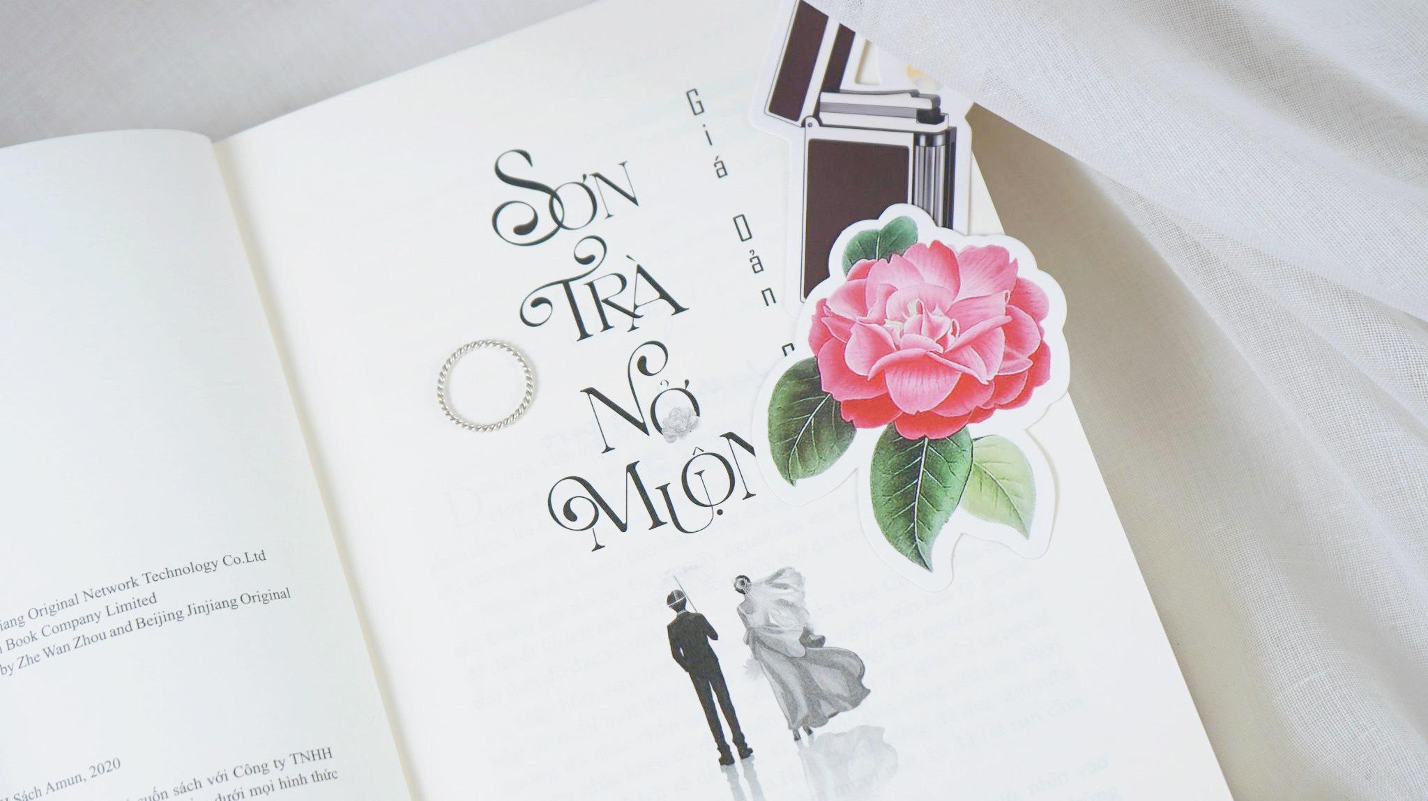 Sơn Trà Nở Muộn - Tặng Kèm 1 Bookmark Hoa Sơn Trà + 1 Bookmark Chiếc Bật Lửa + 1 Postcard