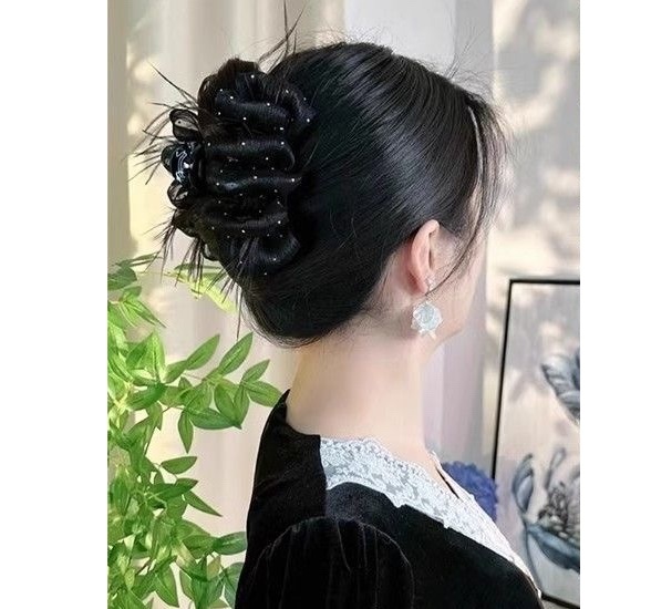 Kẹp tóc lớn nơ vải chấm bi ánh kim đính thêm lông vũ sang trọng