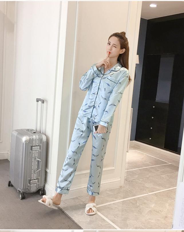 Bộ đồ ngủ phi lụa tay dài quần dài hoạ tiết lông vũ giản dị CDANP12 xanh