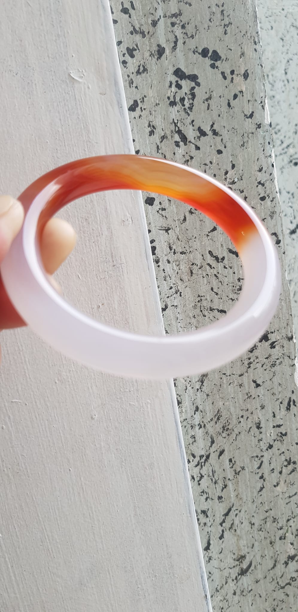 Vòng tay đá mã não Đỏ đậm Trắng Ni 56mm x cọng to 10mm Màu đỏ đậm trắng bóng 1 bên đẹp ạ Nữ 55kg - 63kg đeo xinh tay đẹp ạ