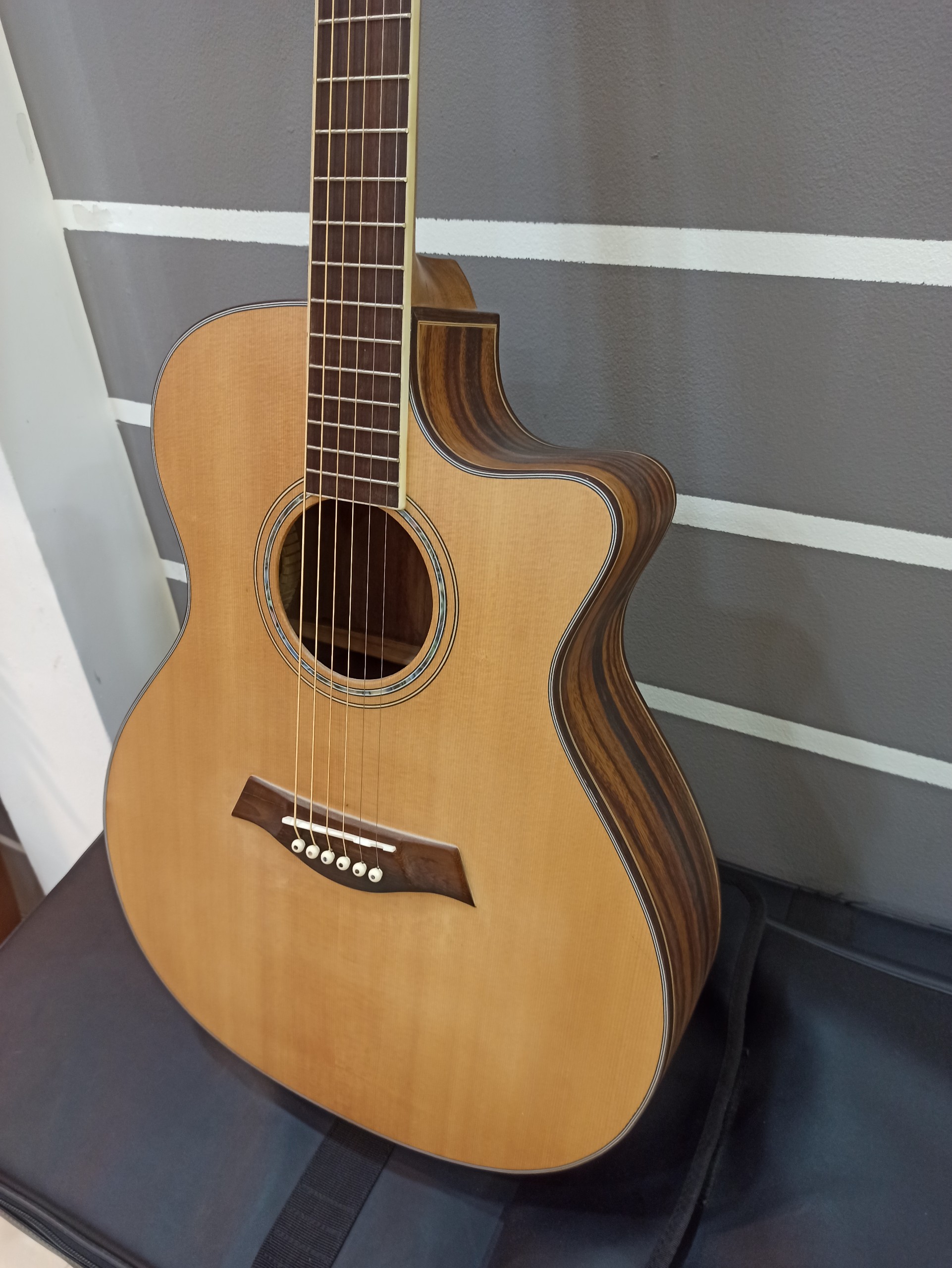 Đàn Guitar Acoustic Gỗ Điệp M414 ( kèm bao da , phím , capo )