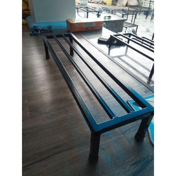 Kệ thép kê chậu cây ban công sân thượng. Dài 70cm. Rộng 25cm. Cao 20cm. 2 nan phụ. 4 chân. hộp thép 2x2cm
