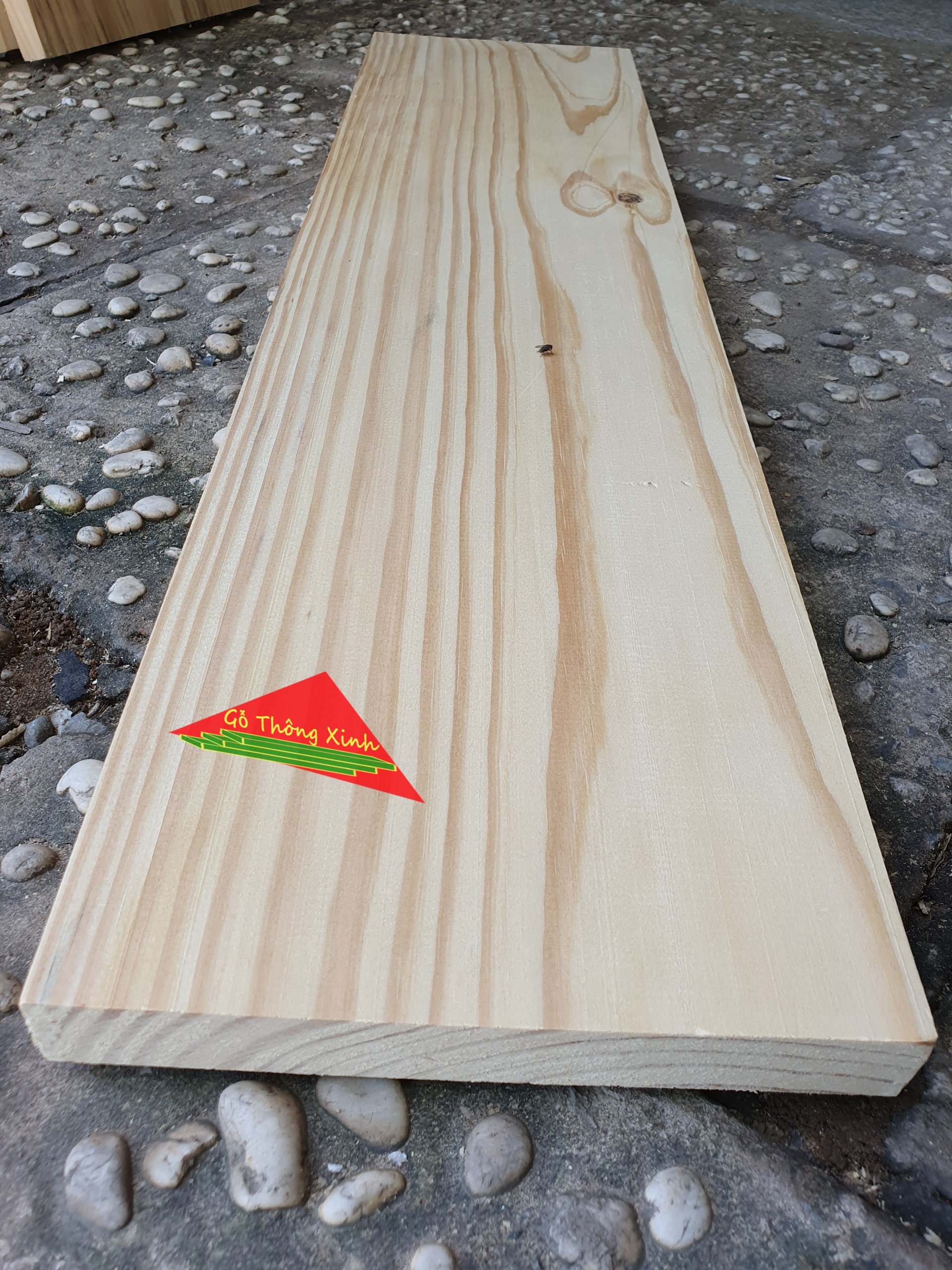 Tấm gỗ thông dài 80cm, dày 3cm, rộng 20cm đã bào láng đẹp 4 mặt, cực kỳ chắc chắn có thể làm kệ, làm chân cầu thang