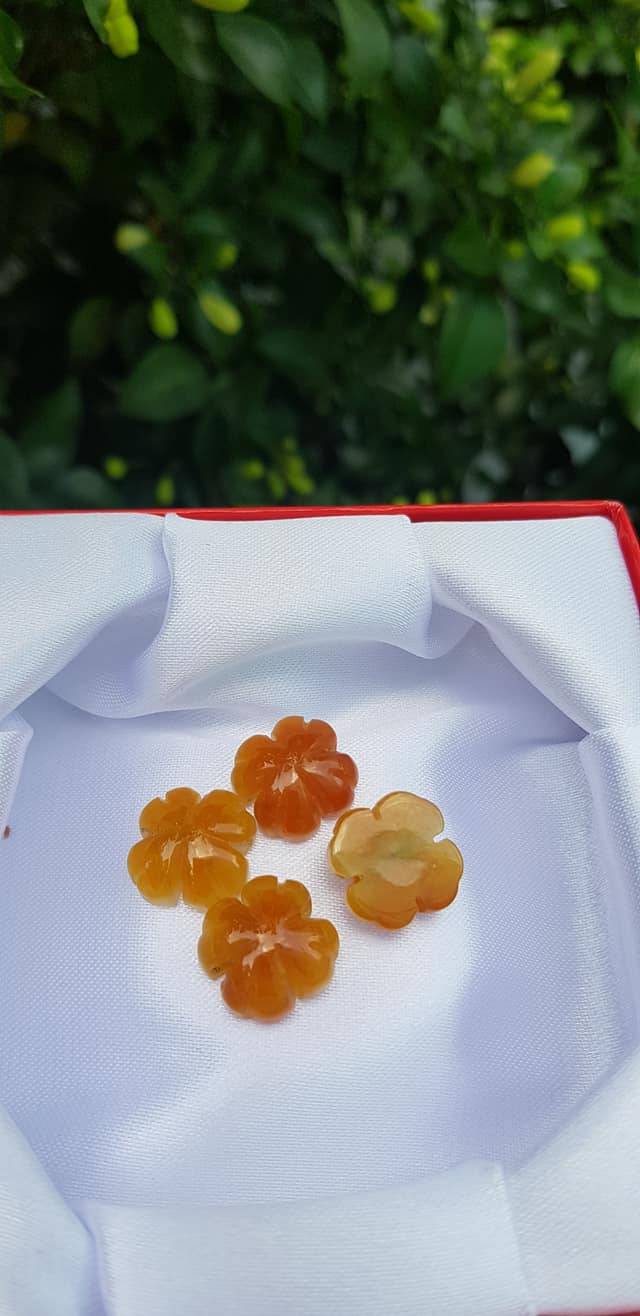 Mặt Bông Hoa cỏ 4 lá màu vàng cam nữ phối vòng tay,làm mặt nhẫn Chất liệu đá cẩm thạch size hạt 14mm x dầy 6mm Nữ về phối với vòng tay của mình đeo hay làm mặt nhẫn mặt dây chuyền đeo xinh ạ