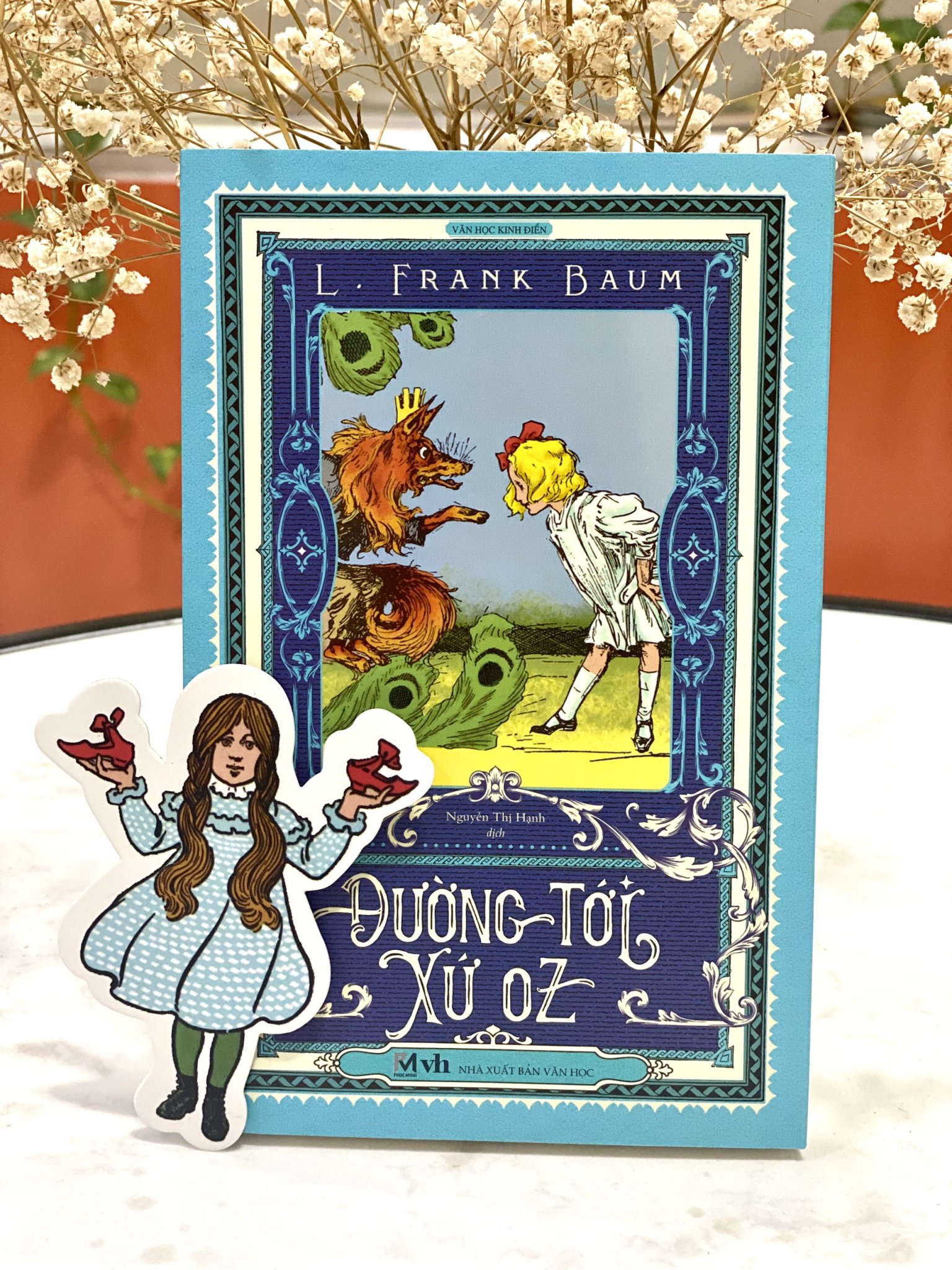 Đường tới xứ Oz - Tác giả L.Frank Baum (Bản dịch mới, tặng kèm 1 bookmark bế hình nhân vật)