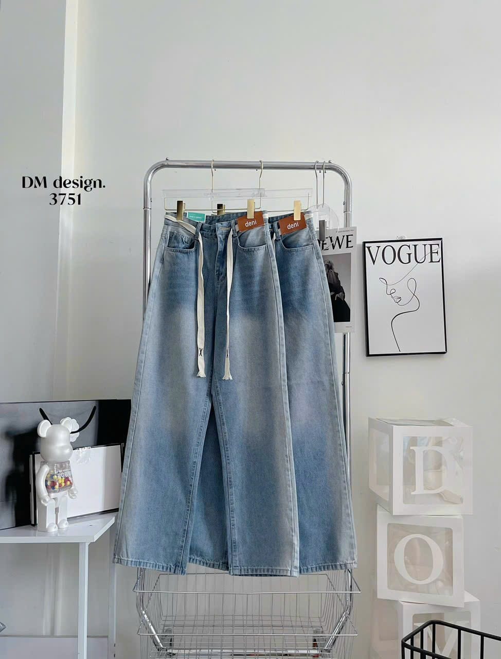 Quần baggy jean nữ ống suông loang màu đắp mác da phối dây cá tính