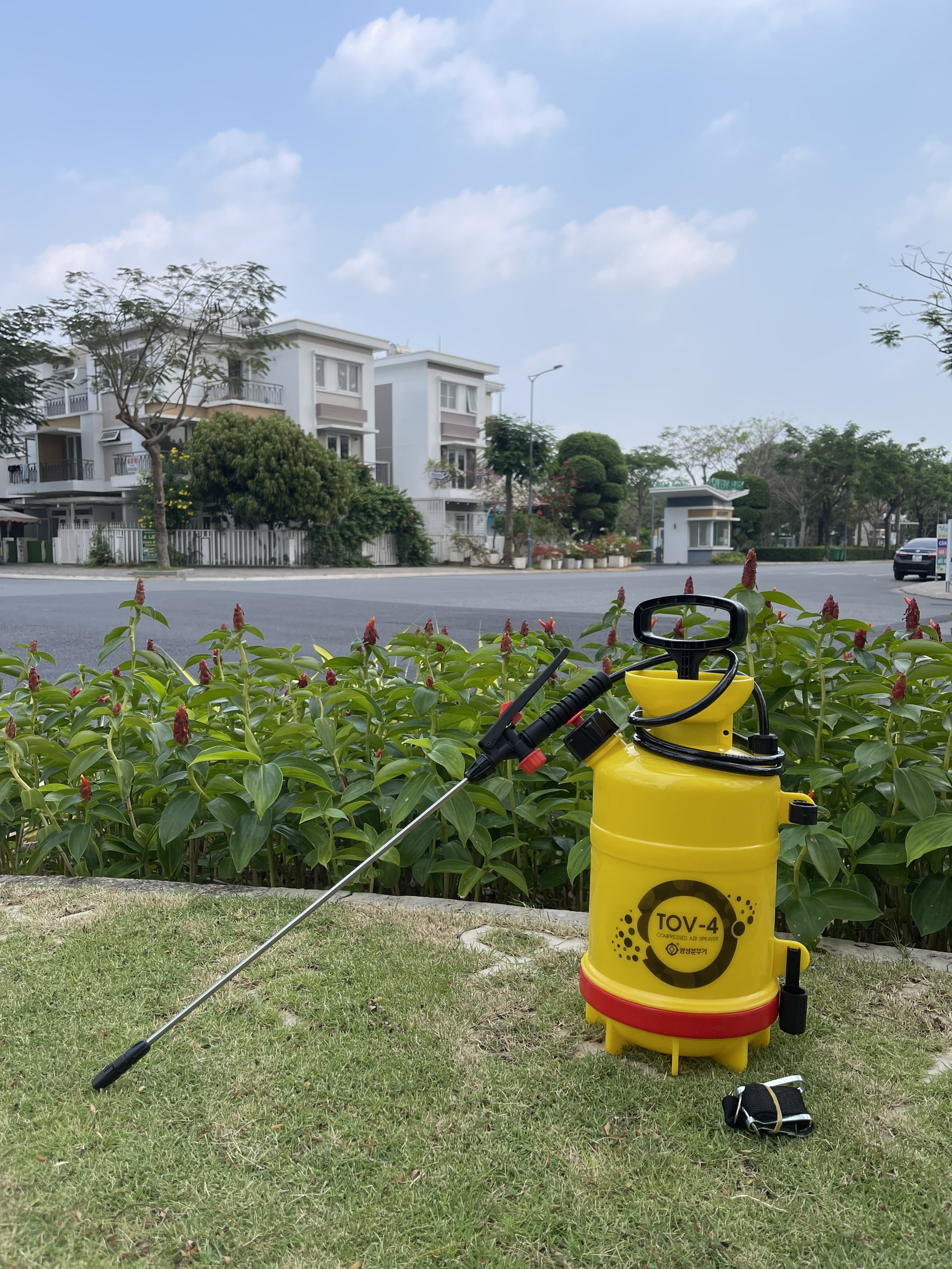 Bình xịt 4lít dùng để tưới cây - phun phân bón cung cấp dưỡng chất cho cây trồng