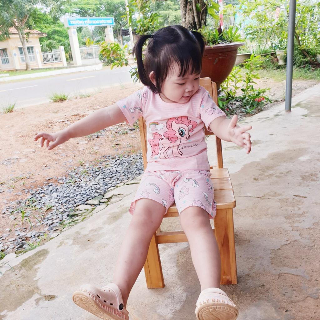 Đồ bộ mặc nhà cho bé gái hình nhựa hồng - chất liệu mềm nhẹ, màu sắc tươi sáng phù hợp cho bé từ 6 tháng - 3 tuổi