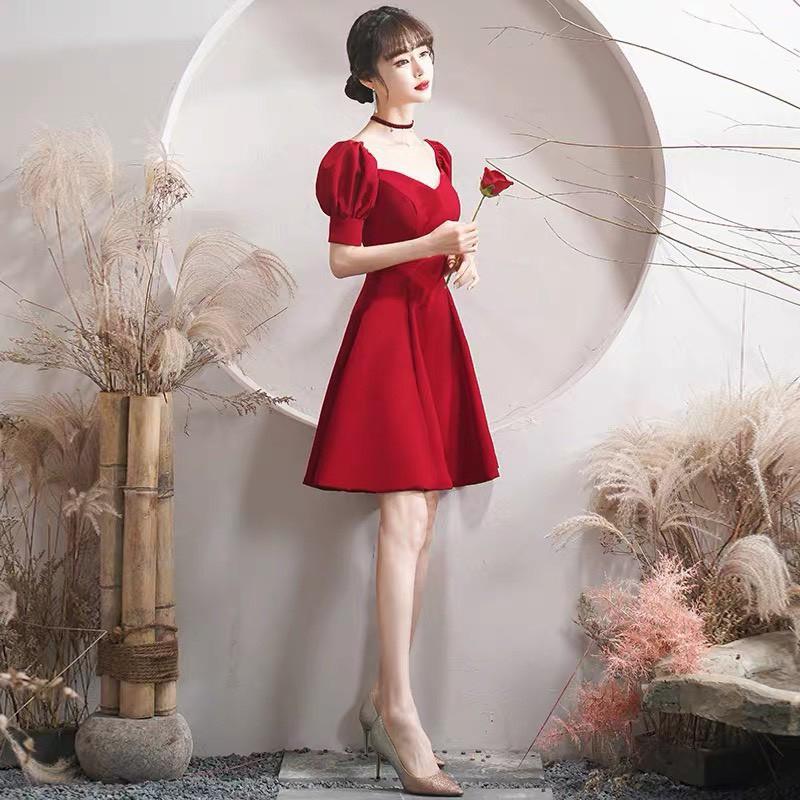ĐẦM ĐỎ TAY NGẮN PHỒNG CỔ VUÔNG DÁNG XÒE