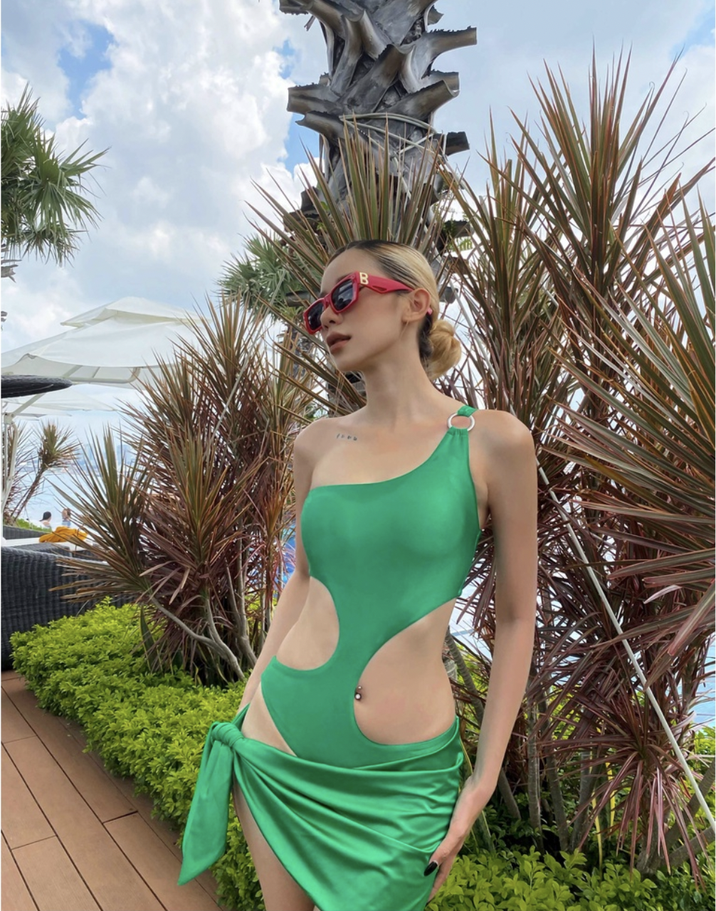Đồ bơi nữ cao cấp  dạng một mảnh lệch vai cutout & phối váy cover cách điệu - Xanh lá cây - VS175_GN