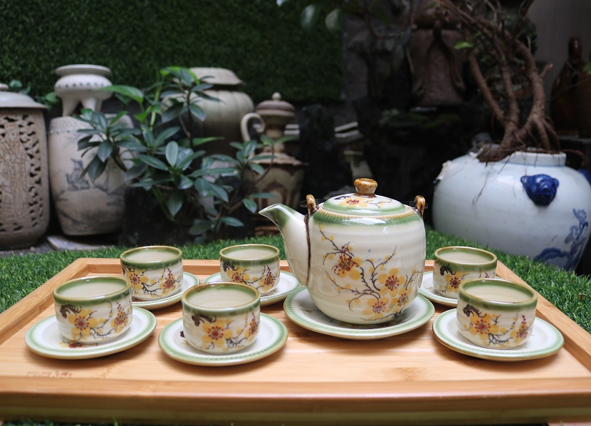 Bộ ấm trà men bóng vẽ mai vàng