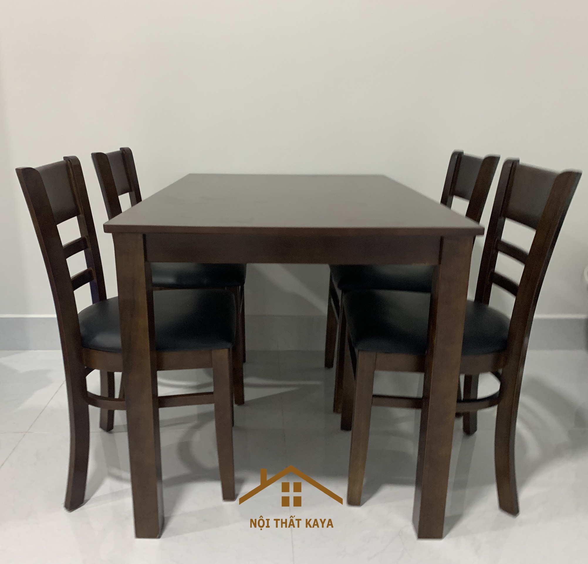 Bàn ăn tròn gỗ 4 ghế lưng tựa HTP-BA807
