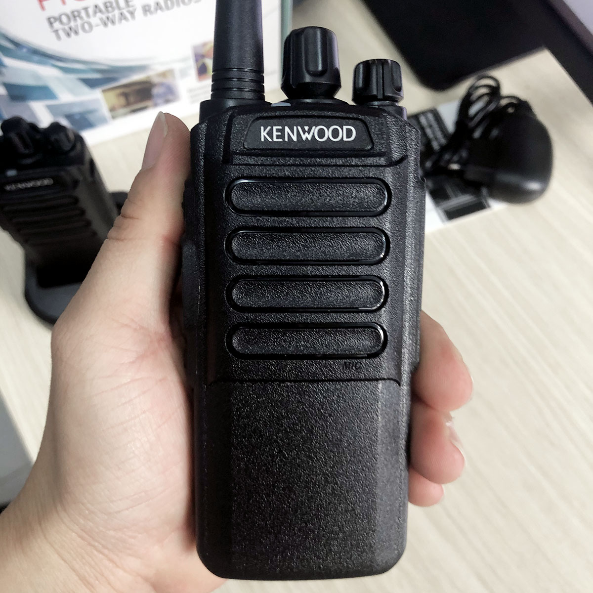 Bộ đàm Kenwood TK-660  + Tai nghe bộ đàm Kenwood | Máy bộ đàm Kenwood công suất lớn, cự ly liên lạc xa, thời lượng pin lâu - Hàng nhập khẩu