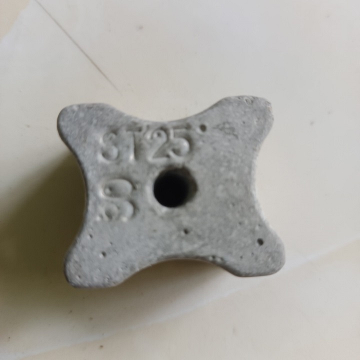 Con Kê Bê Tông 25/30mm Có Lỗ Buộc Dây Thép