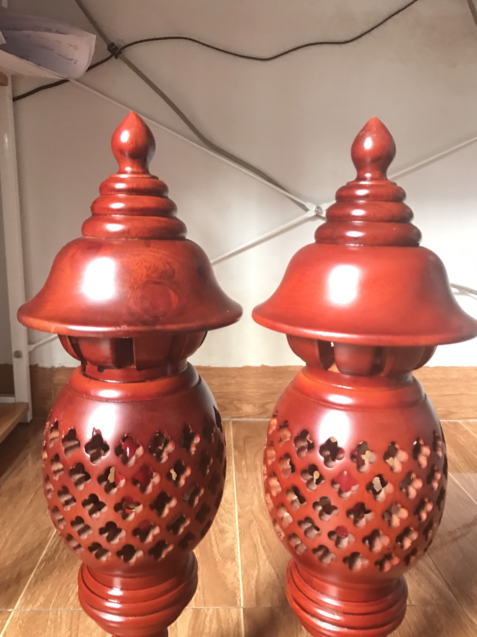 Bộ đôi đèn thờ gỗ xà cừ đỏ cao 41cm - Bao gồm bóng đèn