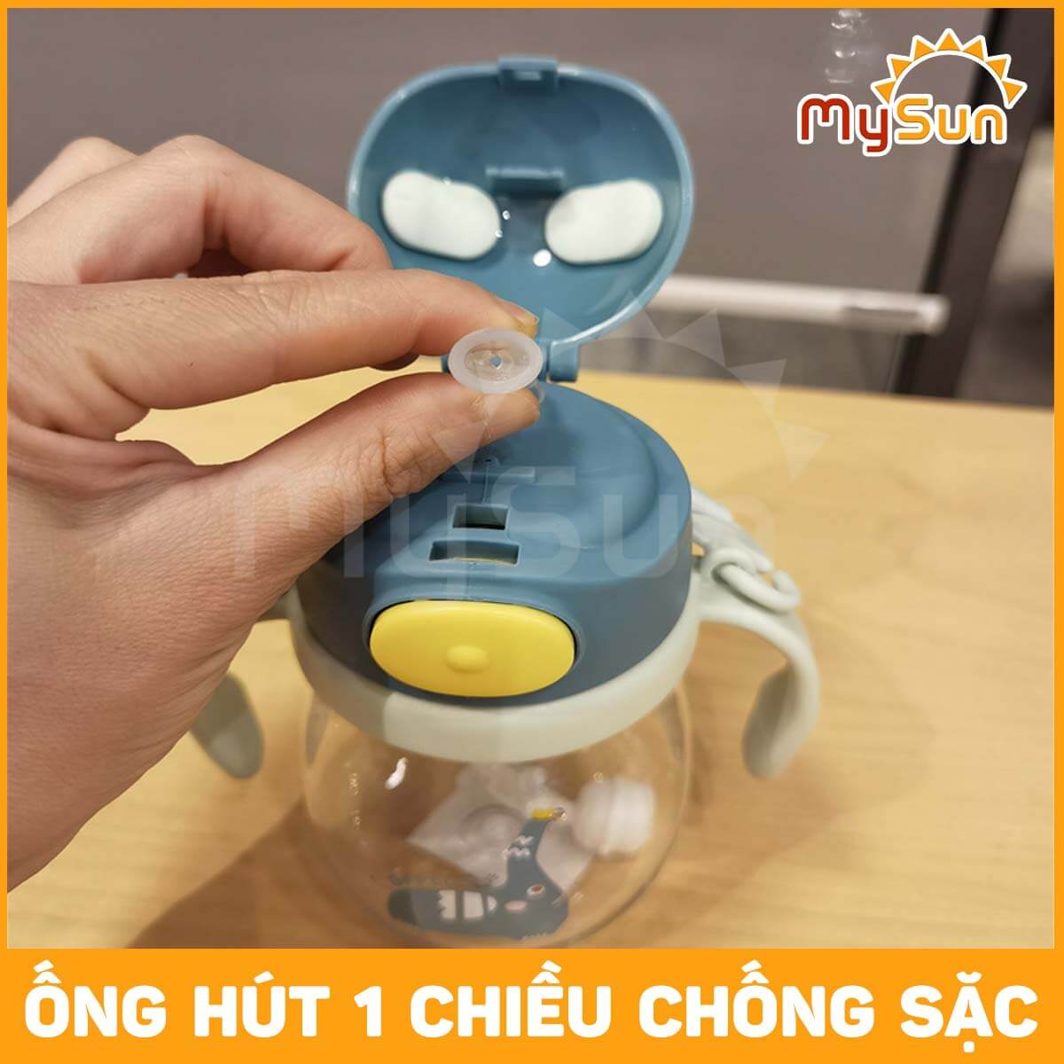 Bình nước có ống hút chóng sặc 250ml tập uống cho bé 1 2 3 tuổi đi học mẫu giáo có tay cầm dây đeo đẹp cute MySun