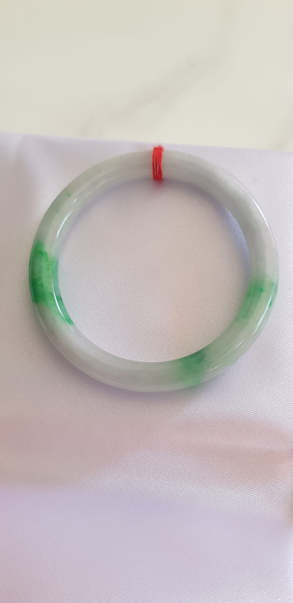 Vòng Cẩm Thạch tự nhiên đẹp Tr Lý Sao 47mm x chột 6,5mm Vòng màu trắng sữa điểm xanh lý đậm bóng mượt đẹp xinh sang tay lắm Nữ tay nhỏ 30kg - 47kg đeo đẹp ạ