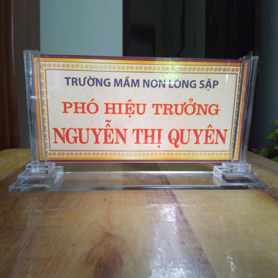Chức danh để bàn mica trụ 12cm * 24cm.