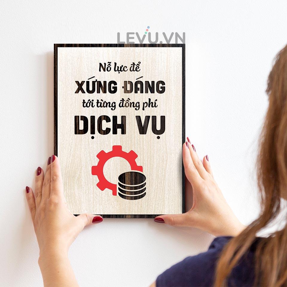 Tranh khẩu hiệu văn phòng LEVU LV087 "Luôn nỗ lực xứng đáng với từng đồng phí dịch vụ"