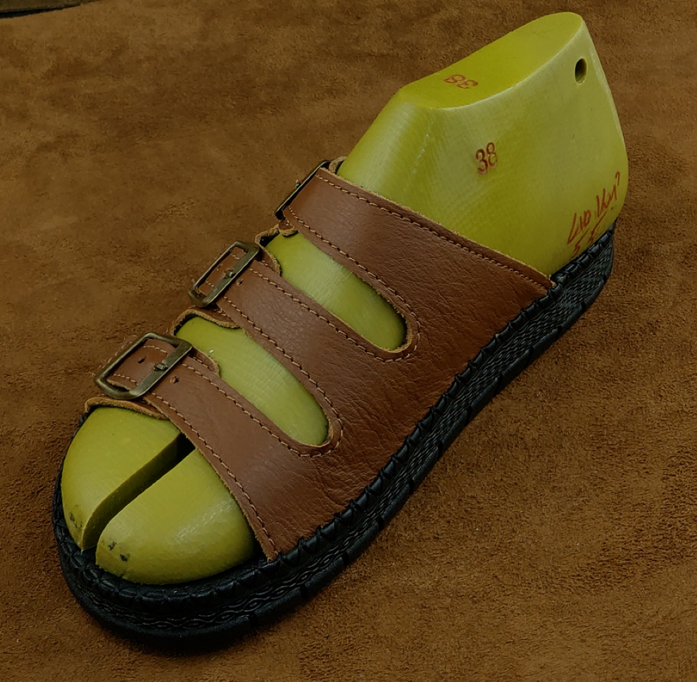 Dép Nam Quai Ngang Da Bò 3 Quai Khóa Đồng Màu Nâu Sang Trọng Phong Cách Trẻ Trung Tiện Lợi (có bán sỉ))