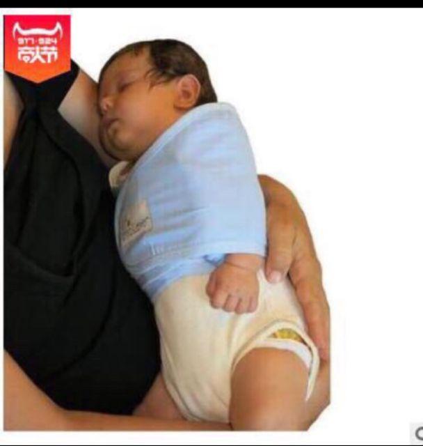 Ủ quấn chống giật mình cho bé sơ sinh