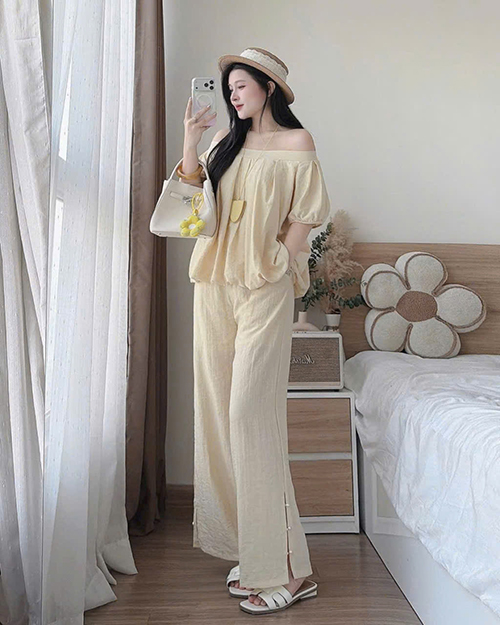Bộ đồ ngủ nữ 2 màu trắng, be kiểu dáng rộng rãi thoải mái, chất liệu vải mềm mại, phù hợp cho việc ở nhà hoặc đi chơi nhẹ nhàng