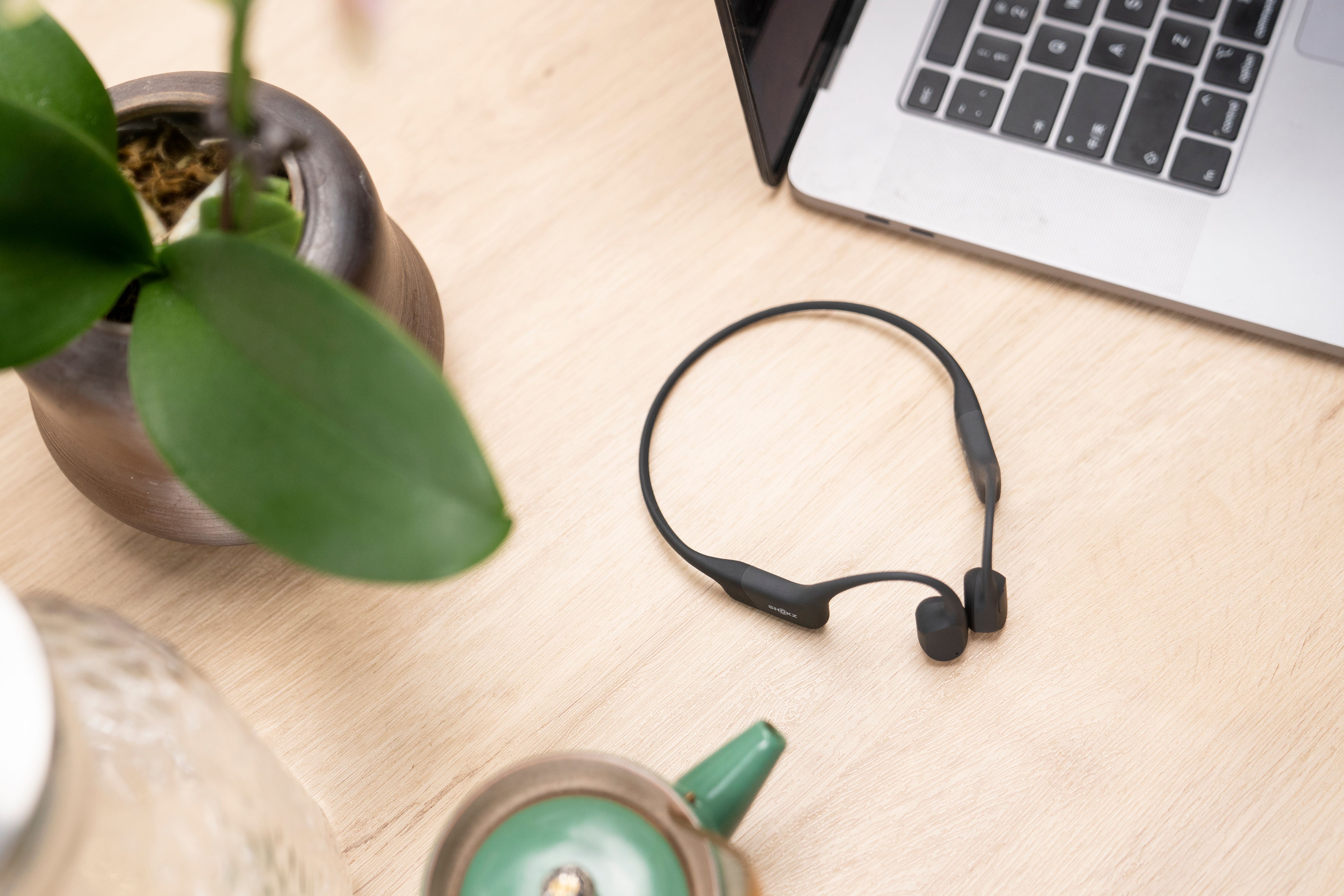 Tai Nghe Bluetooth Thể Thao Truyền Âm Thanh Qua Xương SHOKZ OPEN RUN S803 Màu Đen - Hàng chính hãng