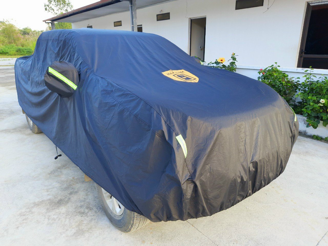 Bạt phủ ô tô bán tải Ford Ranger Raptor nhãn hiệu Macsim sử dụng trong nhà và ngoài trời chất liệu Polyester - màu đen