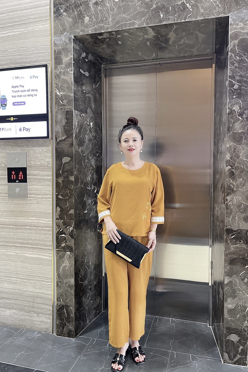 Bộ đũi mặc nhà trung niên áo tay lỡ, quần dài Vicci DTL02 vải đũi chun phối họa tiết thêu sang trọng