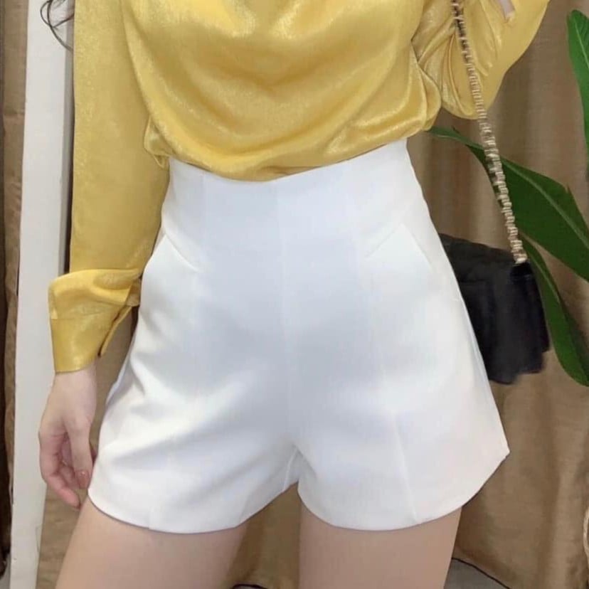 Quần short cạp cao có hai màu trắng đen dễ phối đồ chất xịn mịn