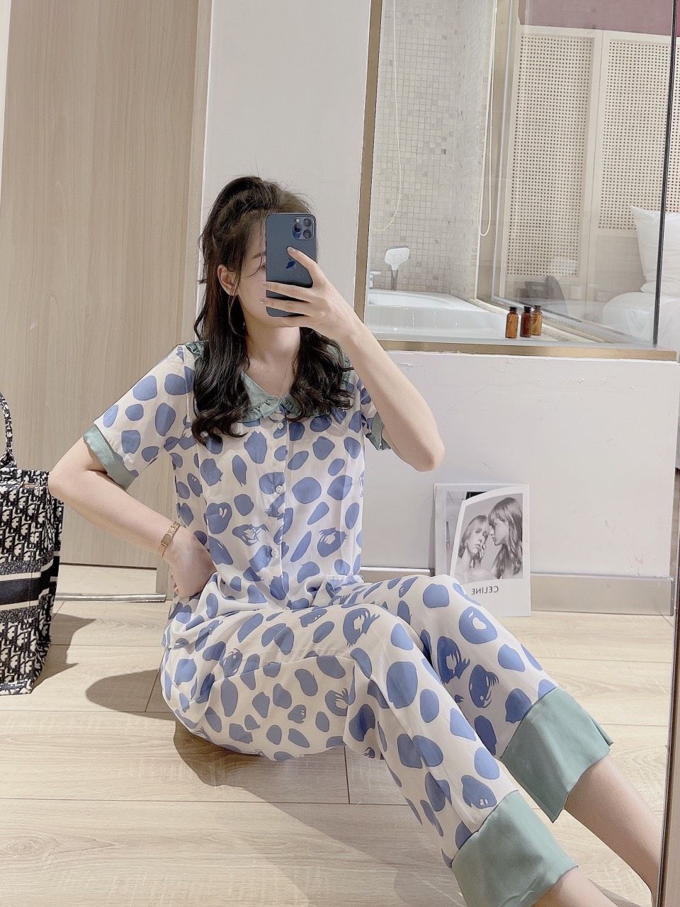 Bộ pijama lụa ngắn tay hình họa tiết cho nữ SETN502