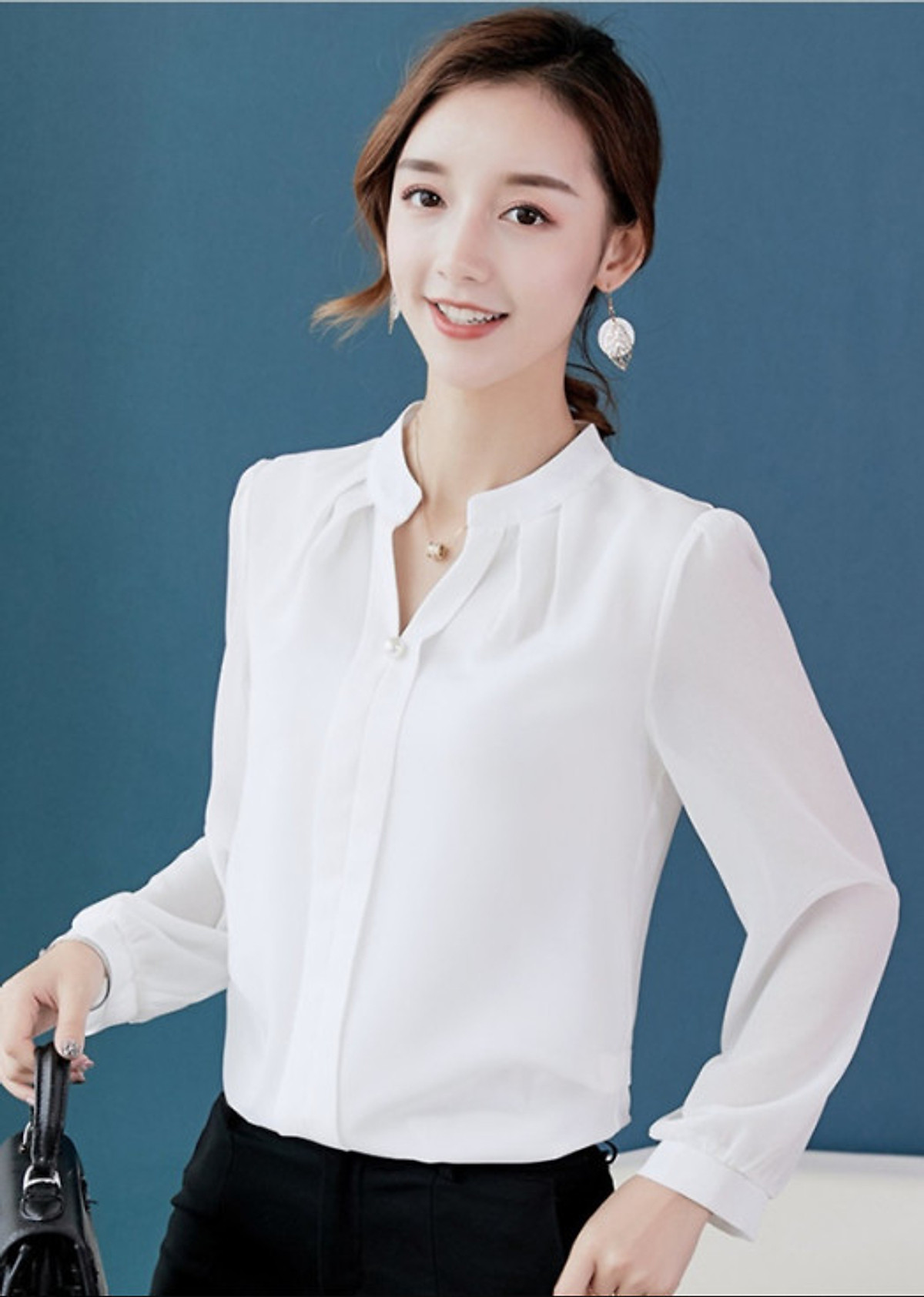 Áo sơ mi voan trắng cổ tàu sẻ v đính cúc ngọc trai
