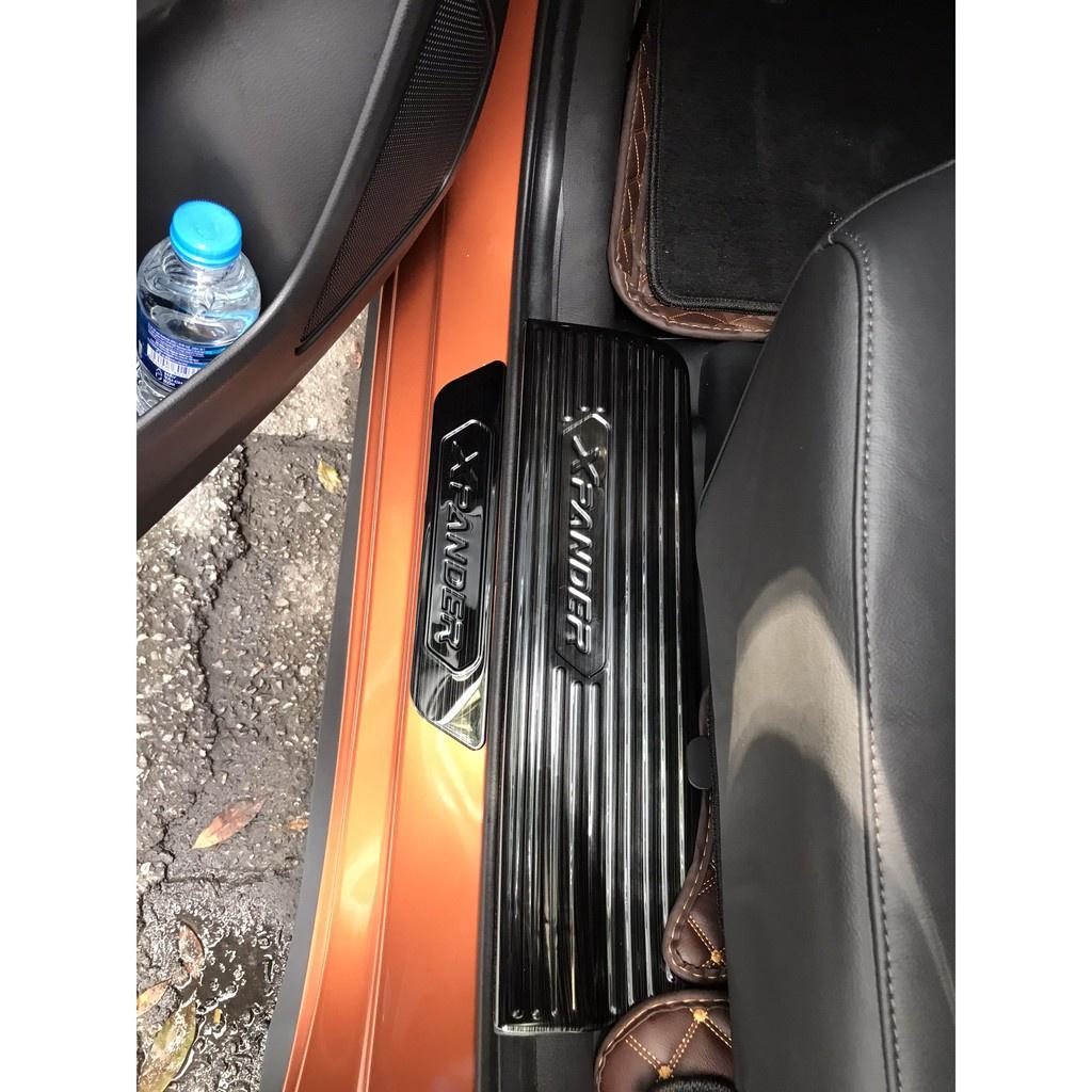 Ốp bậc cửa, nẹp bước chân trong, ngoài cho xe Mitsubishi Xpander 2019-2021, gồm cả bản Cross chất liệu titan cao cấp