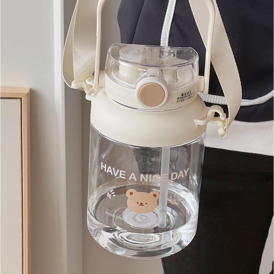 Bình nước cute hình gấu 1000ml dễ thương có quai xách và ống hút cô gái, bình đựng nước cho bé Gấu nâu be Ongvove BN