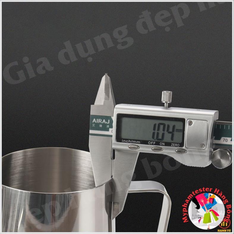 Ca Rót Đánh Sữa Inox Có Nắp 1.5L cao cấp, đảm bảo độ tinh của việc đánh sữa, giao hàng nhanh chóng.