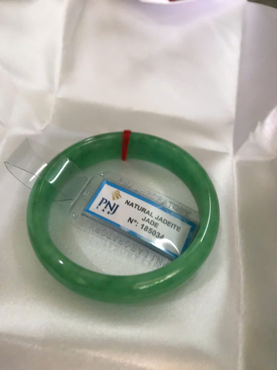 Vòng Tay Nữ Đá Ngọc Cẩm Thạch Tự Nhiên Bản Hẹ Sịn Đậu Lý Sao Ni 48mm Cao 12mm Dầy 6mm đã kiểm định kèm giấy chứng nhận P No 185034 Màu Xanh ngọc lý tươi bóng đều đẹp nữ tay nhỏ 35kg - 48kg ạ