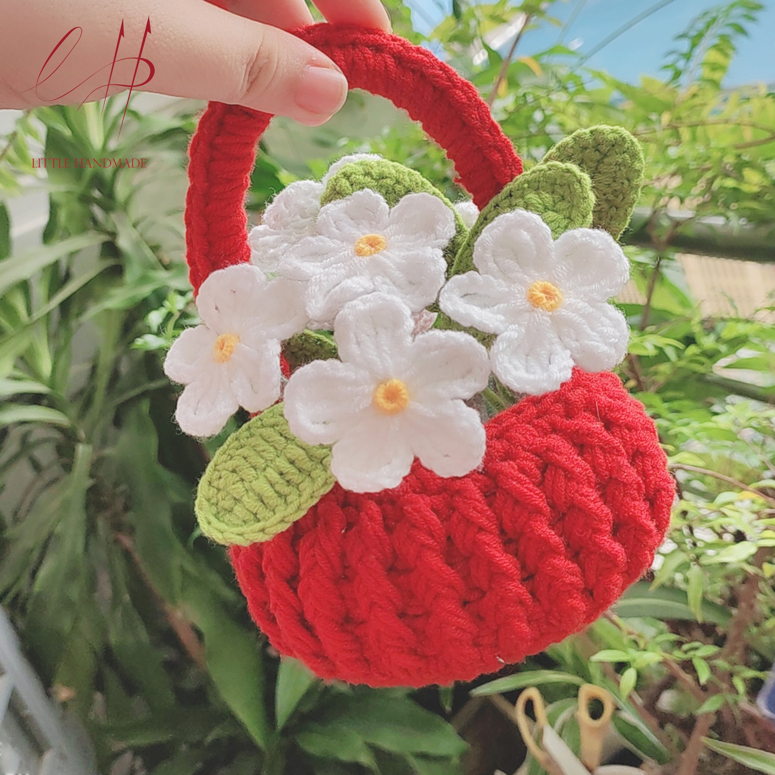 Giỏ hoa len lưu ly trắng handmade 11 cm x 19 cm