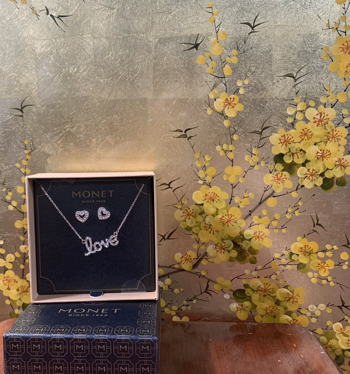 Dây chuyền và bông LOVE