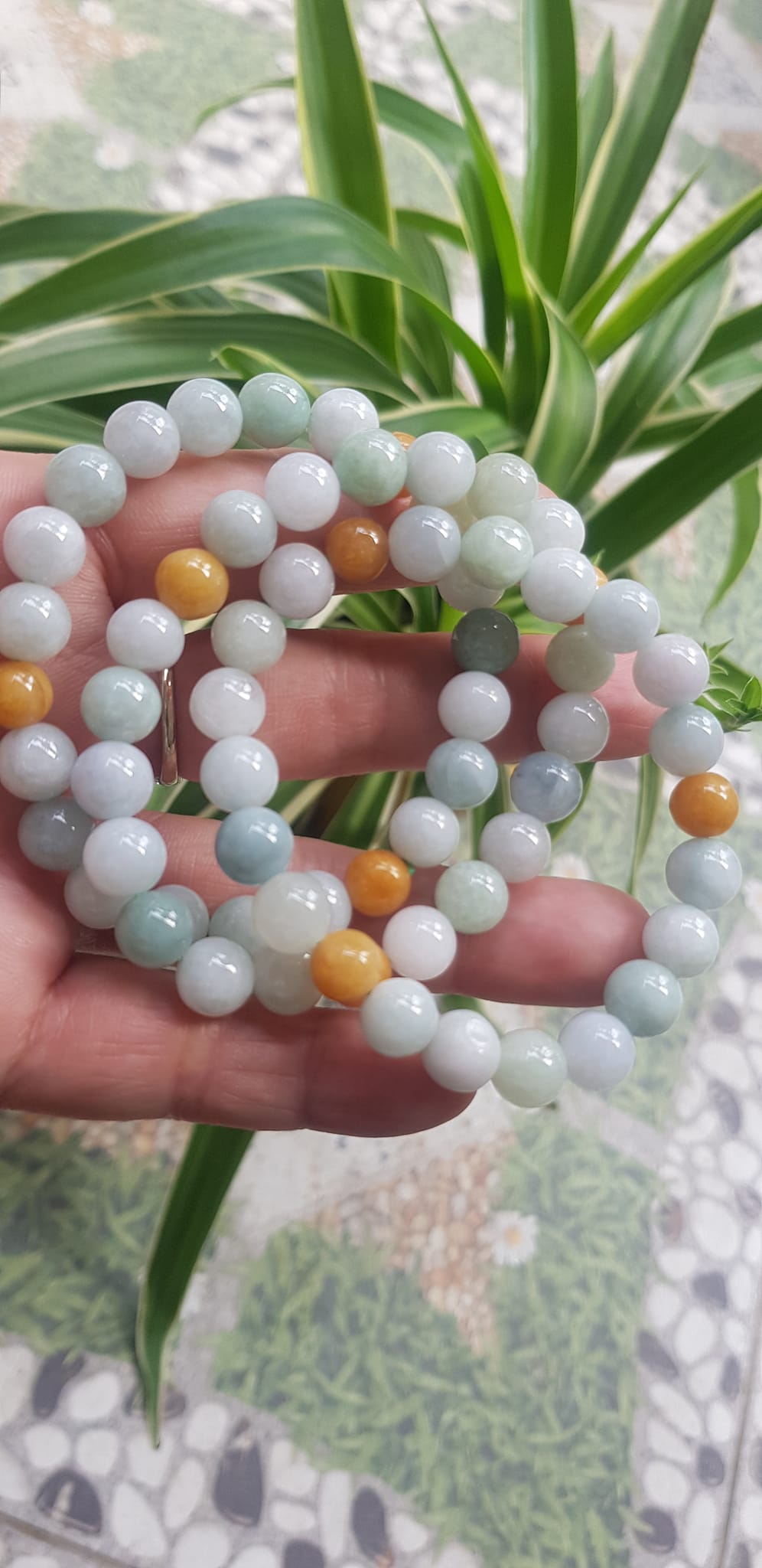 Vòng chuỗi đá Cẩm Thạch tự nhiên trắng huyết tam tài 8mm bóng đẹp Màu trắng bóng xanh vàng nữ đeo rất xinh đẹp xinh tay may mắn Vòng đá cẩm thạch tự nhiên tốt cho sức khoẻ công việc ạ