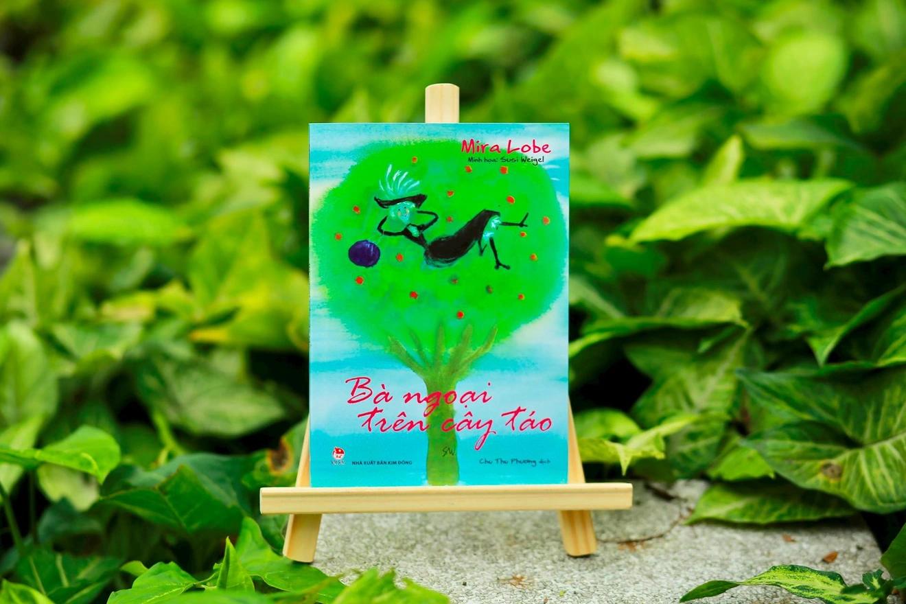 [SÁCH QUỐC GIA] BÀ NGOẠI TRÊN CÂY TÁO – Mira Lobe, Susi Weigel – Chu Thu Phương dịch – NXB Kim Đồng