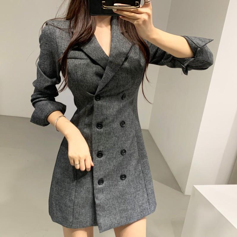 Đầm vest nữ được thiết kế kiểu đầm vest sang trọng - thanh lịch với form đầm chuẩn có thể dùng để khoác