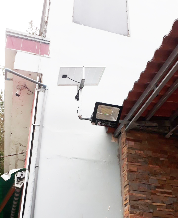 Đèn pha năng lượng mặt trời cao cấp 200w sáng liên tục trên 12 tiếng, gía tốt