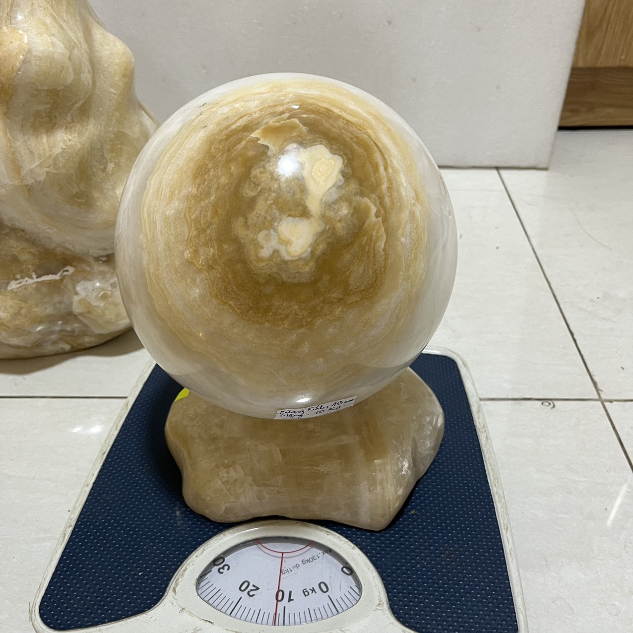 Cầu bi đá phong thủy đá tự nhiên màu trắng ngà ường kính 19 cm cân nặng 11 kg cho người mệnh Kim và Thổ