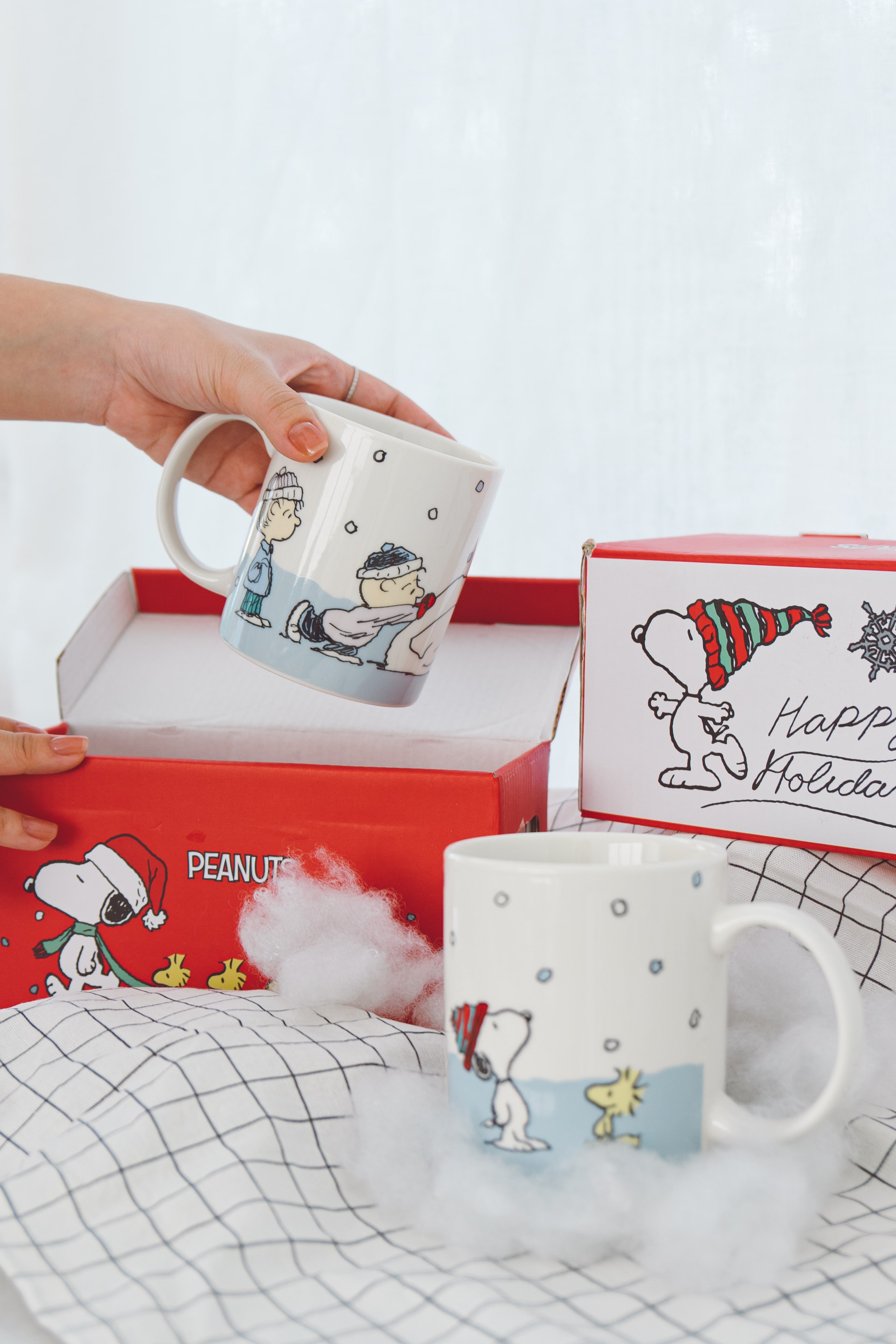 BỘ HAI CỐC CORNINGWARE, HÌNH SNOOPY SNOW, SỨ XƯƠNG, KÈM HỘP ĐỰNG