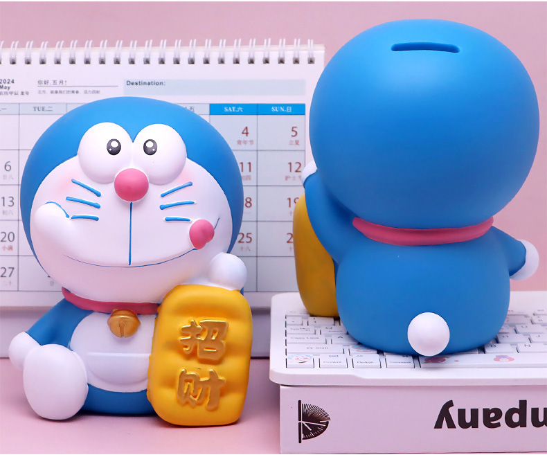 Ống Tiết Kiệm MÈO MÁY DOREAMON CẦM BẢNG HEO TIẾT KIỆM TRANG TRÍ_ Hàng chính hãng