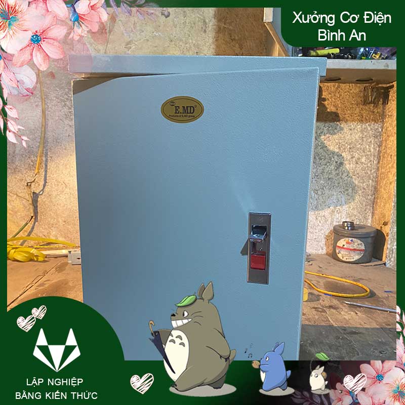 Vỏ tủ ngoài trời 40x30x15 có mái che sơn tĩnh điện màu xám bằng thép tay chốt đỏ