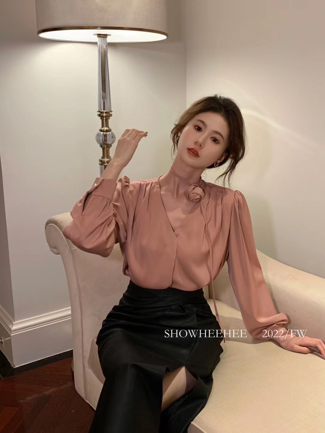 Áo Sơ Mi Kiểu Nữ Công Sở Phối Phụ Kiện quyến rũ Chất liệu satin dày dặn,mềm mịn,ko co giãn. Áo với 2 gam màu trung tính nhẹ nhàng,dễ dàng phối trang phục mà ko lo bị kén màu da. Thích hợp đi làm,đi chơi,đi tiệc(tùy theo kết hợp pk) nhé