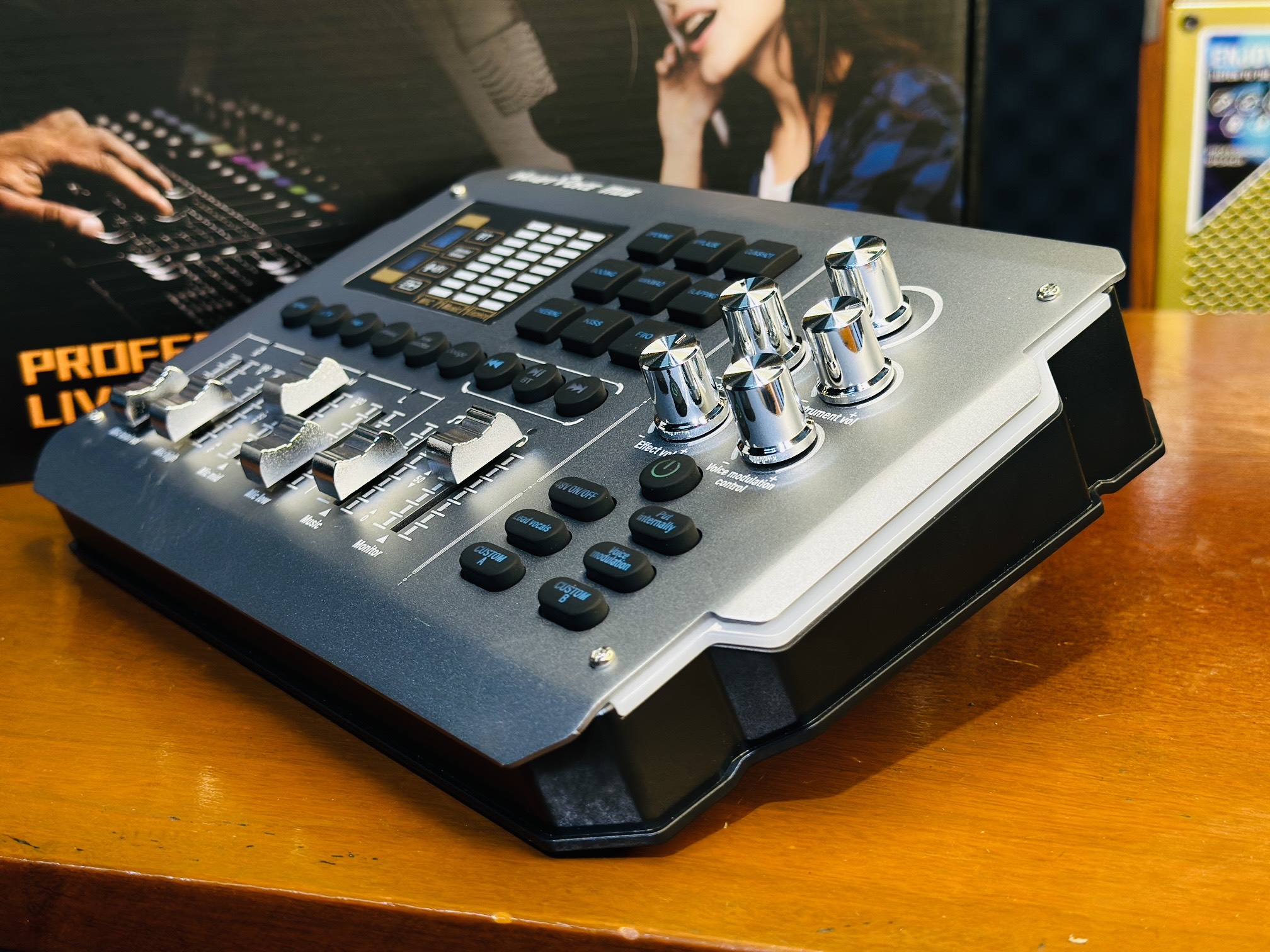 SoundCard M16 - Thu Âm Livestream Tại Nhà Dễ Dàng, Bluetooth 5.0, Có Nguồn Micro 48V, 9 Hiệu Ứng Âm Thanh, Thay Đổi Giọng Nói, Điều Chỉnh Bass Mid Treble, Hàng Nhập Khẩu