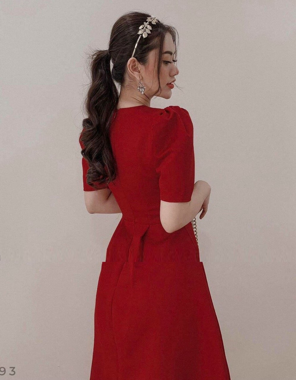 NHẸ NHÀNG, SANG TRỌNG CÓ TRONG MẪU ĐẦM TIỂU THƯ CỔ V, TAY LỮNG PHỒNG CÁCH ĐIỆU, HÀNG THIẾT KẾ LOẠI 1